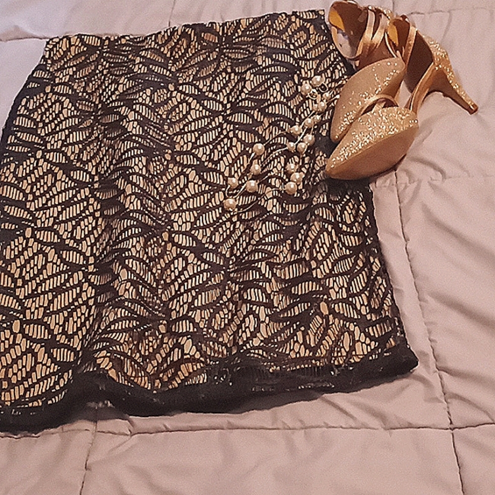 "Lookin Good" in this Pretty Ann Taylor Skirt for "That Size 2 Girl"